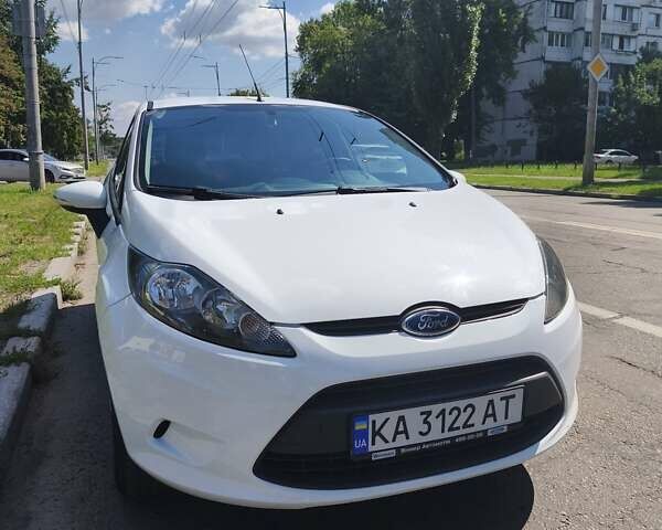 Белый Форд Фиеста, объемом двигателя 1.25 л и пробегом 170 тыс. км за 6200 $, фото 1 на Automoto.ua