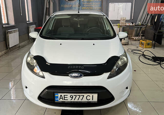 Белый Форд Фиеста, объемом двигателя 1.24 л и пробегом 127 тыс. км за 5200 $, фото 1 на Automoto.ua