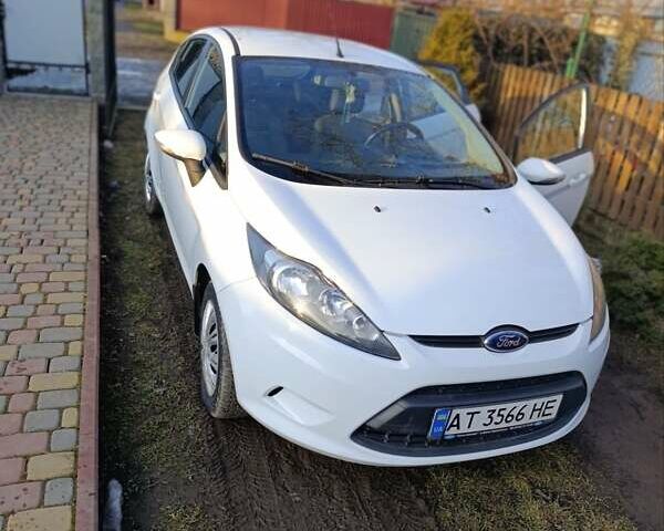 Білий Форд Фієста, об'ємом двигуна 1.24 л та пробігом 191 тис. км за 5300 $, фото 1 на Automoto.ua