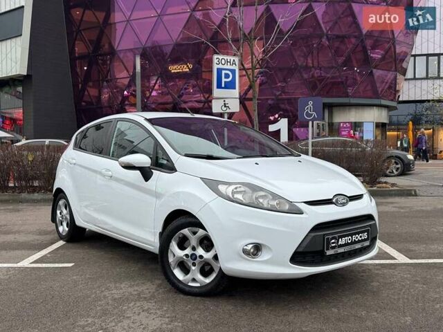 Білий Форд Фієста, об'ємом двигуна 1.39 л та пробігом 150 тис. км за 6990 $, фото 1 на Automoto.ua