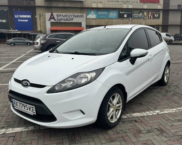 Белый Форд Фиеста, объемом двигателя 1.4 л и пробегом 128 тыс. км за 7100 $, фото 1 на Automoto.ua