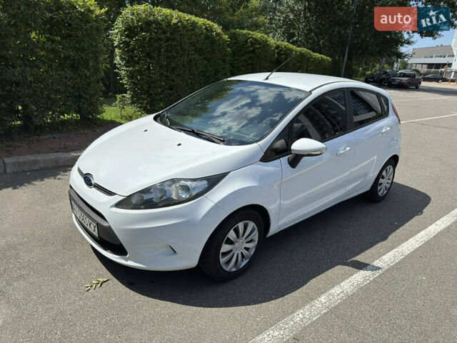 Белый Форд Фиеста, объемом двигателя 1.4 л и пробегом 115 тыс. км за 6500 $, фото 1 на Automoto.ua
