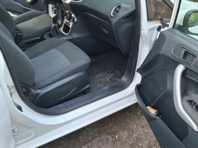 Білий Форд Фієста, об'ємом двигуна 1.2 л та пробігом 231 тис. км за 6500 $, фото 1 на Automoto.ua