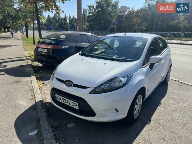 Белый Форд Фиеста, объемом двигателя 1.4 л и пробегом 121 тыс. км за 8000 $, фото 1 на Automoto.ua