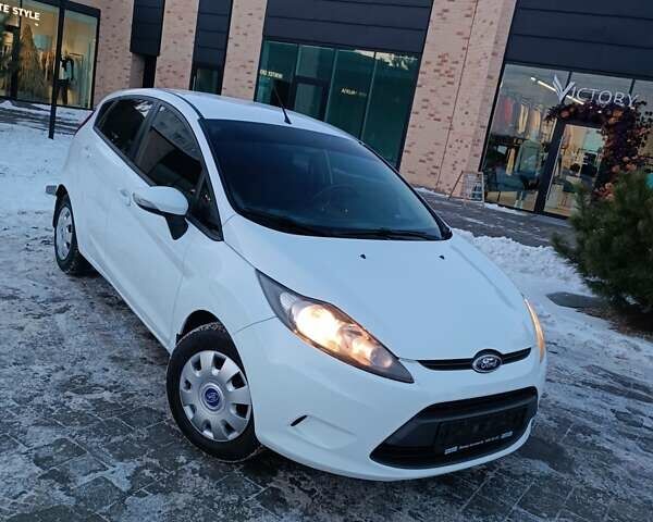 Белый Форд Фиеста, объемом двигателя 1.4 л и пробегом 95 тыс. км за 6900 $, фото 1 на Automoto.ua