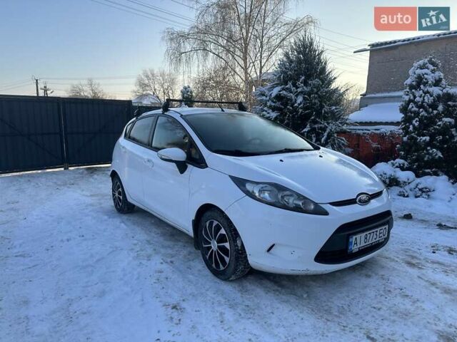 Білий Форд Фієста, об'ємом двигуна 1.4 л та пробігом 147 тис. км за 5900 $, фото 1 на Automoto.ua