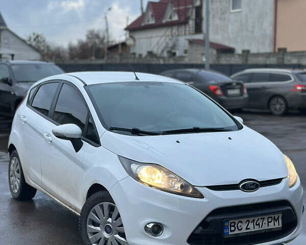 Белый Форд Фиеста, объемом двигателя 1.4 л и пробегом 242 тыс. км за 5999 $, фото 1 на Automoto.ua