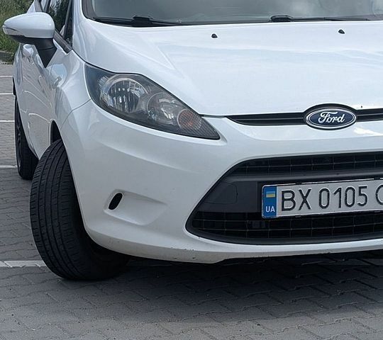 Білий Форд Фієста, об'ємом двигуна 1.39 л та пробігом 190 тис. км за 5600 $, фото 1 на Automoto.ua