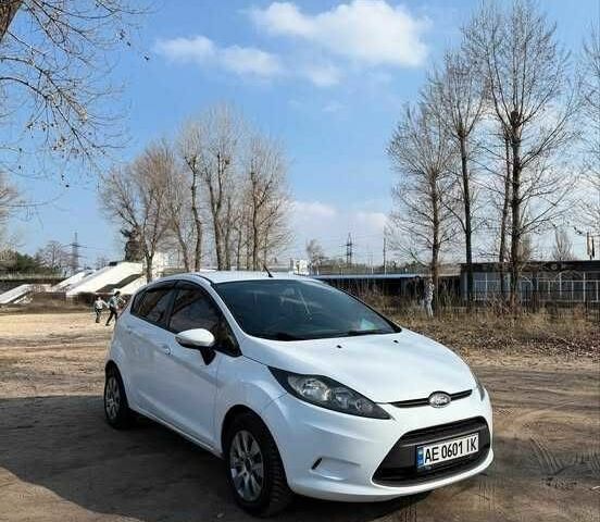 Білий Форд Фієста, об'ємом двигуна 1.2 л та пробігом 195 тис. км за 5900 $, фото 1 на Automoto.ua