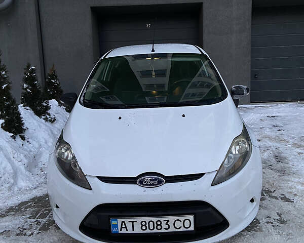 Белый Форд Фиеста, объемом двигателя 1.4 л и пробегом 198 тыс. км за 4399 $, фото 1 на Automoto.ua