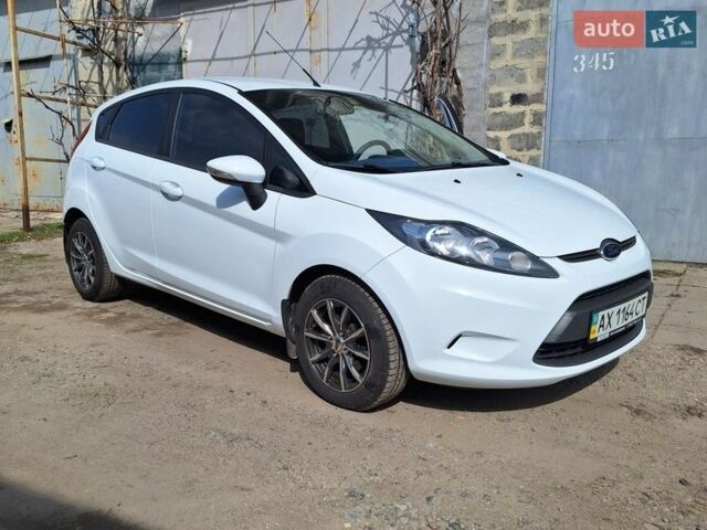 Білий Форд Фієста, об'ємом двигуна 1.25 л та пробігом 83 тис. км за 5800 $, фото 1 на Automoto.ua