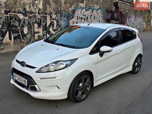 Білий Форд Фієста, об'ємом двигуна 1.4 л та пробігом 210 тис. км за 5500 $, фото 1 на Automoto.ua