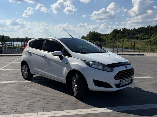 Білий Форд Фієста, об'ємом двигуна 1.6 л та пробігом 218 тис. км за 6500 $, фото 1 на Automoto.ua
