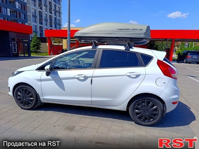 Білий Форд Фієста, об'ємом двигуна 1 л та пробігом 127 тис. км за 7500 $, фото 1 на Automoto.ua