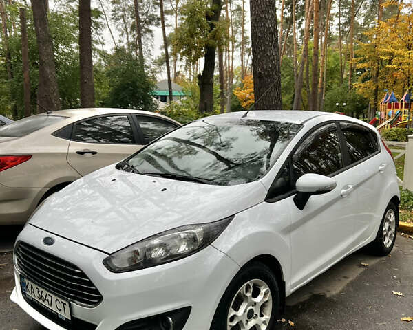 Білий Форд Фієста, об'ємом двигуна 1 л та пробігом 150 тис. км за 6500 $, фото 1 на Automoto.ua