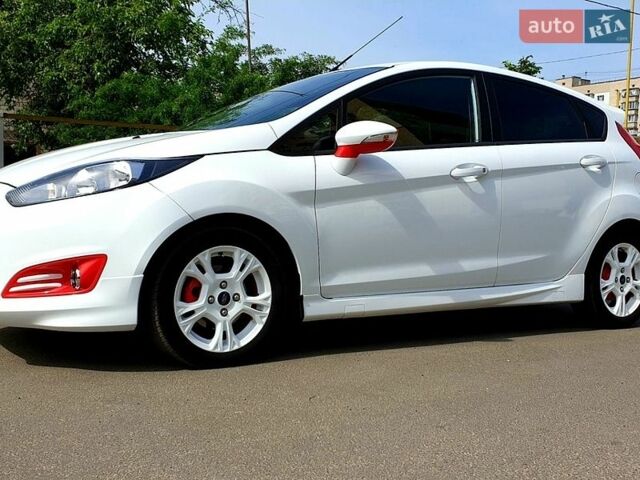 Білий Форд Фієста, об'ємом двигуна 1 л та пробігом 155 тис. км за 6900 $, фото 1 на Automoto.ua