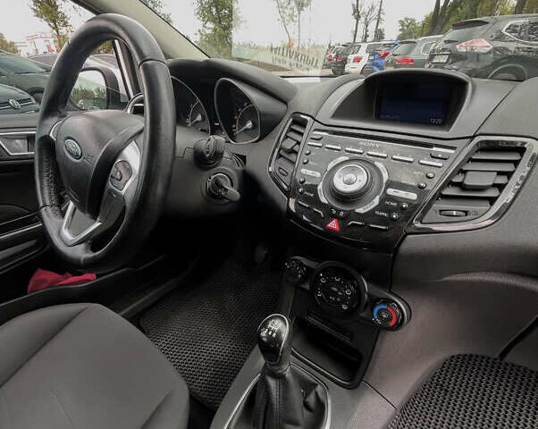 Белый Форд Фиеста, объемом двигателя 1 л и пробегом 130 тыс. км за 7200 $, фото 1 на Automoto.ua