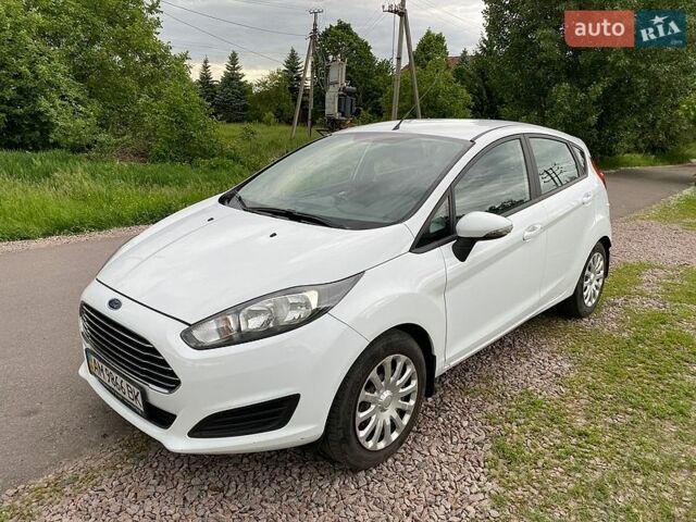 Білий Форд Фієста, об'ємом двигуна 1 л та пробігом 112 тис. км за 5300 $, фото 1 на Automoto.ua
