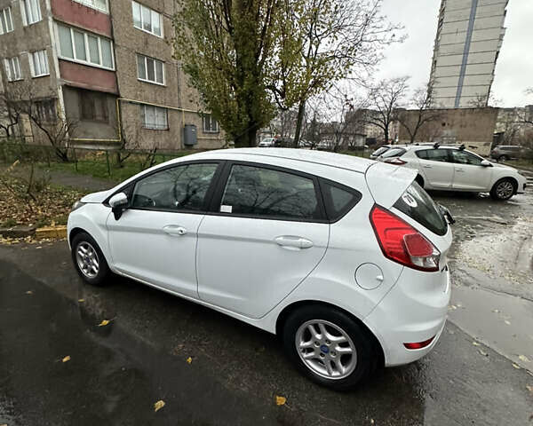 Білий Форд Фієста, об'ємом двигуна 1.5 л та пробігом 135 тис. км за 9000 $, фото 1 на Automoto.ua