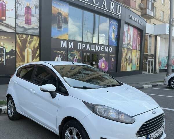 Білий Форд Фієста, об'ємом двигуна 1 л та пробігом 117 тис. км за 8000 $, фото 1 на Automoto.ua