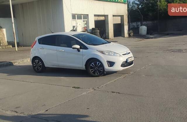 Белый Форд Фиеста, объемом двигателя 1.6 л и пробегом 360 тыс. км за 5600 $, фото 1 на Automoto.ua
