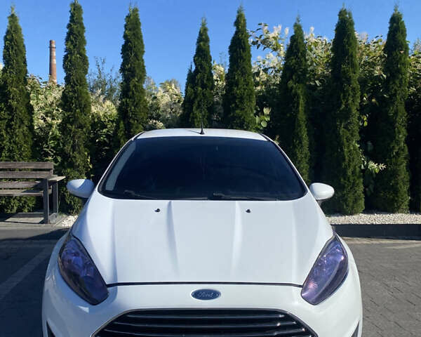 Белый Форд Фиеста, объемом двигателя 1 л и пробегом 142 тыс. км за 6700 $, фото 1 на Automoto.ua