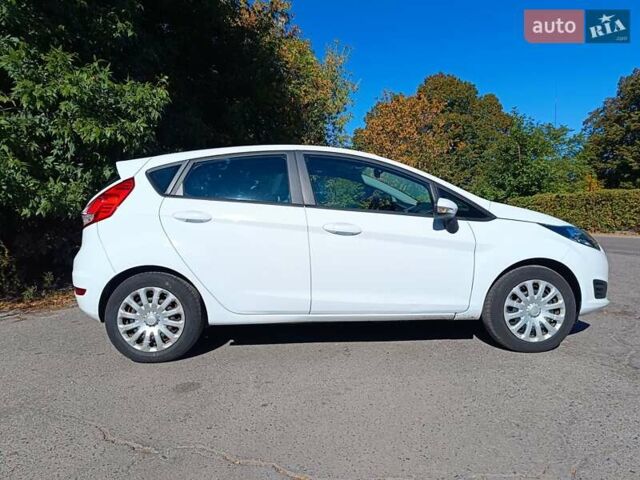 Білий Форд Фієста, об'ємом двигуна 1 л та пробігом 92 тис. км за 5800 $, фото 1 на Automoto.ua