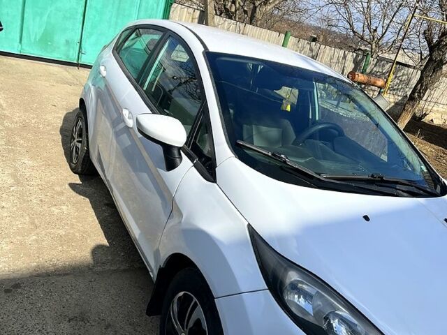Білий Форд Фієста, об'ємом двигуна 1.6 л та пробігом 329 тис. км за 5600 $, фото 1 на Automoto.ua