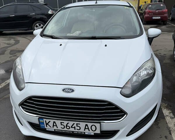 Белый Форд Фиеста, объемом двигателя 1 л и пробегом 150 тыс. км за 7500 $, фото 1 на Automoto.ua