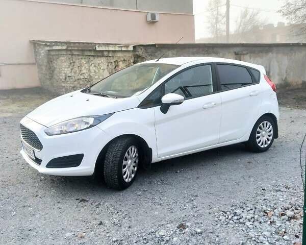 Белый Форд Фиеста, объемом двигателя 1 л и пробегом 50 тыс. км за 10000 $, фото 1 на Automoto.ua