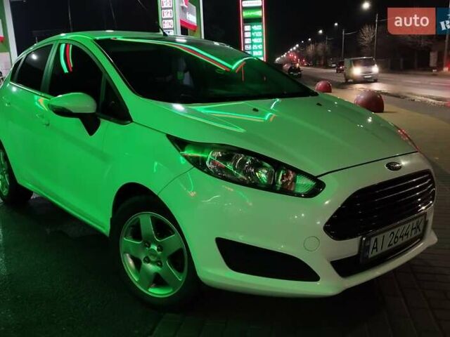 Белый Форд Фиеста, объемом двигателя 1 л и пробегом 130 тыс. км за 7500 $, фото 1 на Automoto.ua