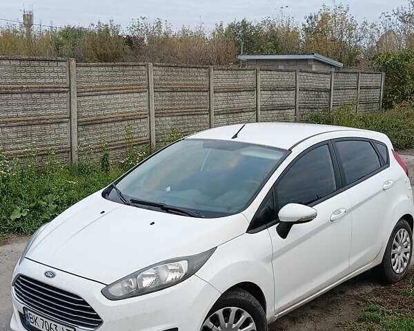 Белый Форд Фиеста, объемом двигателя 1 л и пробегом 140 тыс. км за 6750 $, фото 1 на Automoto.ua