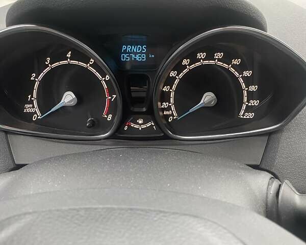 Білий Форд Фієста, об'ємом двигуна 1 л та пробігом 57 тис. км за 10000 $, фото 1 на Automoto.ua