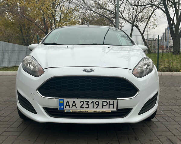 Белый Форд Фиеста, объемом двигателя 1.24 л и пробегом 80 тыс. км за 10000 $, фото 1 на Automoto.ua