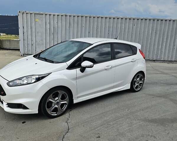 Белый Форд Фиеста, объемом двигателя 1.6 л и пробегом 155 тыс. км за 7500 $, фото 1 на Automoto.ua