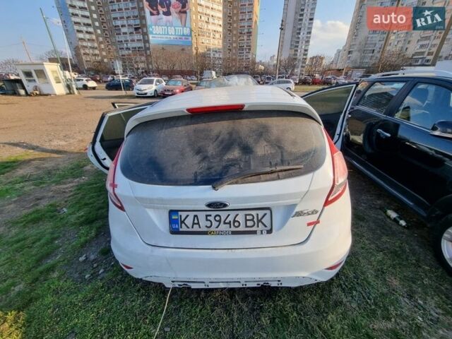 Білий Форд Фієста, об'ємом двигуна 1 л та пробігом 130 тис. км за 1950 $, фото 1 на Automoto.ua