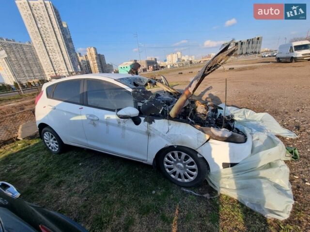 Білий Форд Фієста, об'ємом двигуна 1 л та пробігом 130 тис. км за 1950 $, фото 1 на Automoto.ua