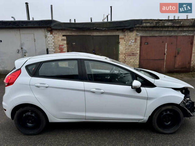 Белый Форд Фиеста, объемом двигателя 1.24 л и пробегом 75 тыс. км за 2650 $, фото 1 на Automoto.ua