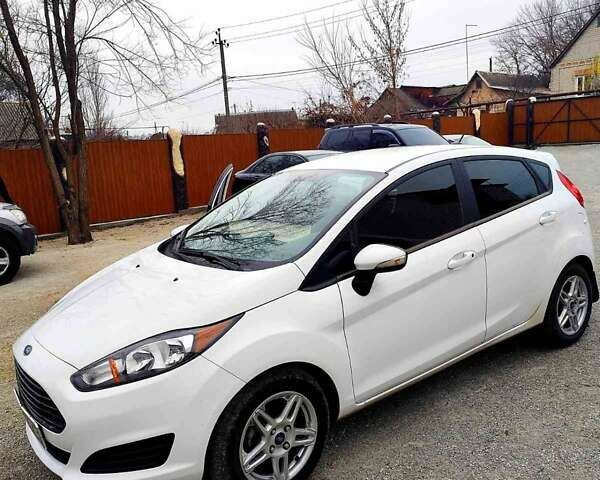 Білий Форд Фієста, об'ємом двигуна 1.6 л та пробігом 80 тис. км за 8300 $, фото 1 на Automoto.ua