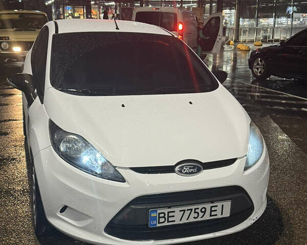 Белый Форд Фиеста, объемом двигателя 1.4 л и пробегом 227 тыс. км за 4800 $, фото 1 на Automoto.ua
