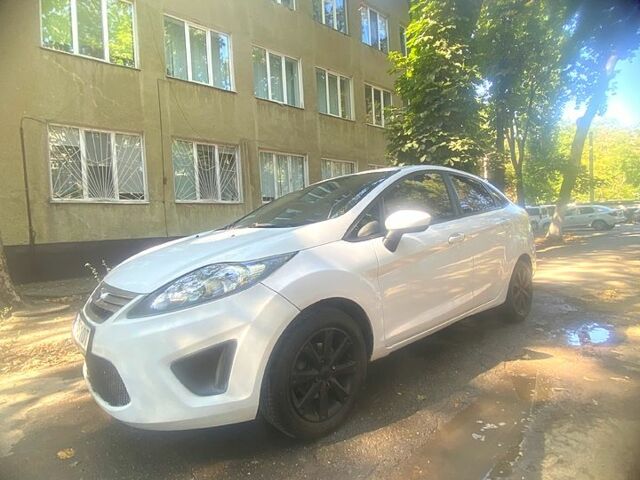 Белый Форд Фиеста, объемом двигателя 1.6 л и пробегом 199 тыс. км за 4999 $, фото 1 на Automoto.ua