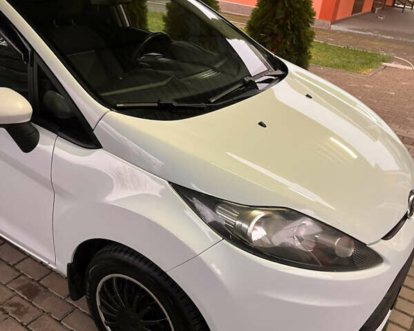 Белый Форд Фиеста, объемом двигателя 1.39 л и пробегом 199 тыс. км за 6500 $, фото 1 на Automoto.ua