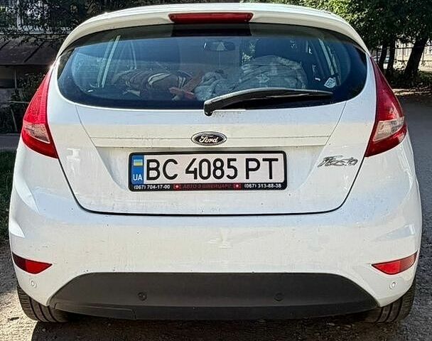 Белый Форд Фиеста, объемом двигателя 1.39 л и пробегом 145 тыс. км за 8100 $, фото 1 на Automoto.ua