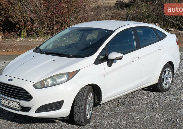 Форд Фиеста 2015 в Софіївська Борщагівка на Automoto.ua Белый Форд Фиеста, объемом двигателя 1.6 л и пробегом 162 тыс. км за 8000 $, фото 1 на Automoto.ua