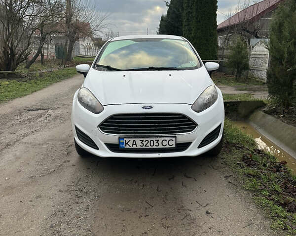 Білий Форд Фієста, об'ємом двигуна 1.6 л та пробігом 121 тис. км за 7500 $, фото 1 на Automoto.ua