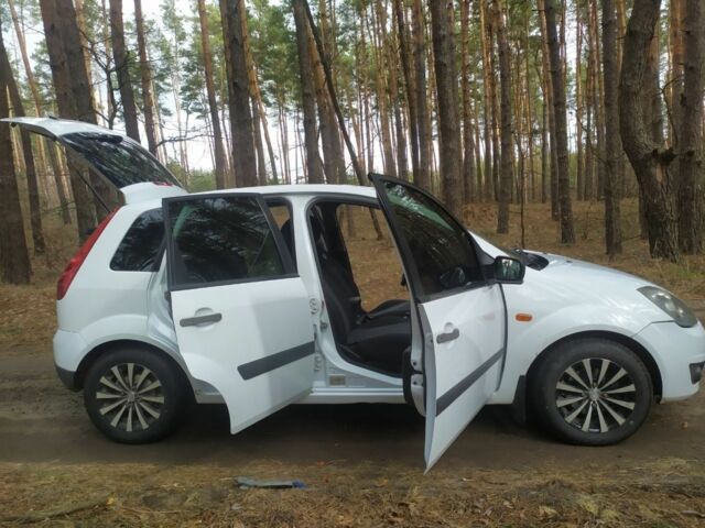 Білий Форд Фієста, об'ємом двигуна 1.2 л та пробігом 210 тис. км за 4100 $, фото 1 на Automoto.ua