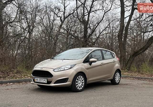 Бежевий Форд Фієста, об'ємом двигуна 1 л та пробігом 65 тис. км за 10000 $, фото 1 на Automoto.ua