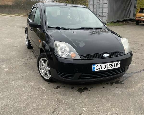 Черный Форд Фиеста, объемом двигателя 1.39 л и пробегом 180 тыс. км за 3600 $, фото 1 на Automoto.ua