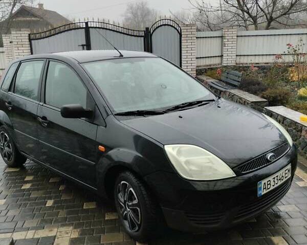 Черный Форд Фиеста, объемом двигателя 1.3 л и пробегом 218 тыс. км за 3900 $, фото 1 на Automoto.ua