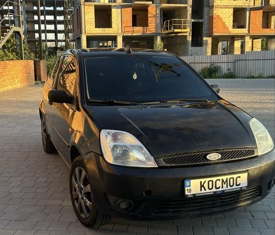 Черный Форд Фиеста, объемом двигателя 1.3 л и пробегом 270 тыс. км за 3300 $, фото 1 на Automoto.ua